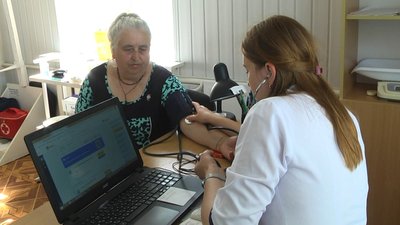 На Хмельниччині працює виїзна медична бригада: куди виїжджають і чому