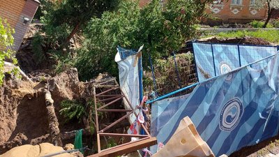 Хвиля води у приватному секторі: у Харкові прорвало трубу водоканалу Хвиля води у приватному секторі: у Харкові прорвало трубу водоканалу