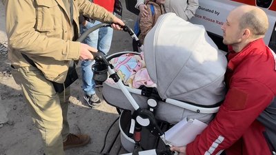 Волонтери евакуювали 23 людини з Великописарівської громади у Чернівецьку область
