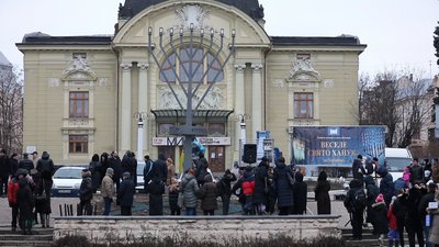Чернівчани в очікуванні запалення свічок на менорі