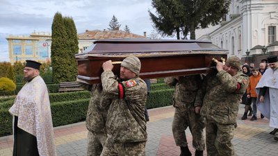 У Луцьку попрощалися з загиблим добровольцем Володимиром Матрунчиком