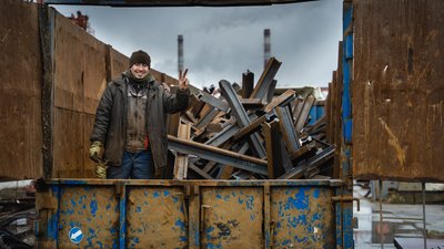 "Коктейлі Молотова робили у кожному дворі": волонтери про те, як Дніпро вистояв на початку повномасштабного вторгнення "Коктейлі Молотова робили у кожному дворі": волонтери про те, як Дніпро вистояв на початку повномасштабного вторгнення