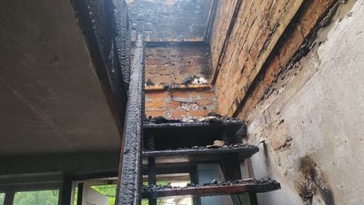 На фото сходи на другий поверх будинку в якому сталась пожежа через уламок "шахеда"