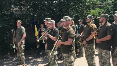 "Мріяли, що він повернеться": в Одеській області попрощались із 36-річним військовим, який загинув в Пісках. ВІДЕО "Мріяли, що він повернеться": в Одеській області попрощались із 36-річним військовим, який загинув в Пісках. ВІДЕО