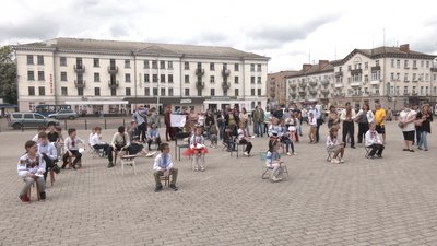 Протестують учні та батьки: у Ніжині хочуть понизити статус школи
