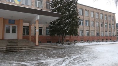 Через порив на трасі без тепла залишилось дев'ять будинків, школа й банк у Рівному Через порив на трасі без тепла залишилось дев'ять будинків, школа й банк у Рівному