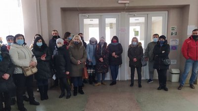 У львівську школу переводять працівників екстреної медицини. Батьки проти У львівську школу переводять працівників екстреної медицини. Батьки проти