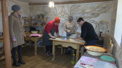 "Щоб відчули тепло домашнього затишку": як на Вінниччині готують для бійців на передову "Щоб відчули тепло домашнього затишку": як на Вінниччині готують для бійців на передову
