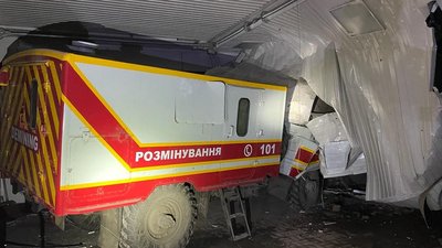 Вночі армія РФ обстріляла частину ДСНС у Святогірську, є загиблий та поранені Вночі армія РФ обстріляла частину ДСНС у Святогірську, є загиблий та поранені