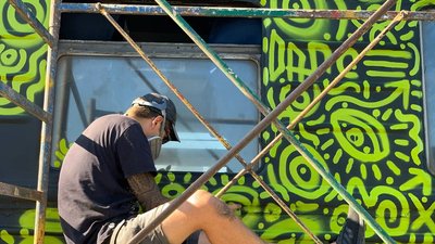 Художник з Херсонщини сам розмалював 7 вагонів "ГогольTRAIN" з одного боку