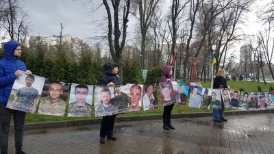 У Дніпрі родини зниклих безвісти під час війни на Донбасі влаштували акцію «Ми є!» У Дніпрі родини зниклих безвісти під час війни на Донбасі влаштували акцію «Ми є!»