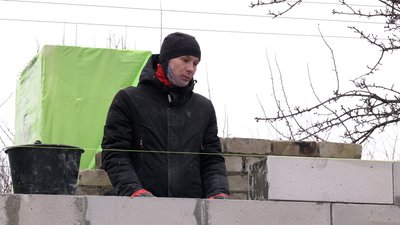 Волонтери зі всієї України відновлюють будинок у Чернігові, який зруйнував підбитий літак Красноярцева Волонтери зі всієї України відновлюють будинок у Чернігові, який зруйнував підбитий літак Красноярцева