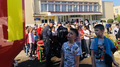 Гасили "пожежу", шукали "наркотики", вчилися захищатися: у школі Ужгорода провели спецнавчання