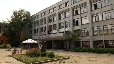 У Житомирі не можуть замінити плитку біля обласної бібліотеки – чекають відповіді від облради У Житомирі не можуть замінити плитку біля обласної бібліотеки – чекають відповіді від облради