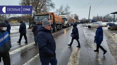 Протест проти фірми-орендаря землі. У Ромнах на Сумщині люди перекривали трасу "Суми-Київ" Протест проти фірми-орендаря землі. У Ромнах на Сумщині люди перекривали трасу "Суми-Київ"