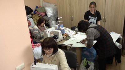 Подружжя з Черкас разом із переселенцями готує їжу для волонтерів Подружжя з Черкас разом із переселенцями готує їжу для волонтерів
