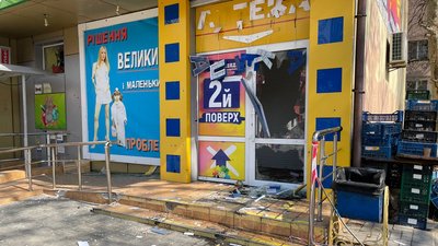 Квіти на місцях загибелі містян. Наслідки обстрілів у Миколаєві Квіти на місцях загибелі містян. Наслідки обстрілів у Миколаєві