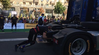 У Києві стартував чемпіонат України з перетягування вантажівок