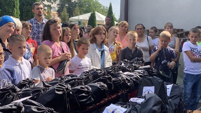 У Тернополі діти отримали від "Карітасу" шкільні портфелики