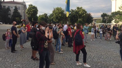 “Руки геть від мови”: у Вінниці влаштували акцію на захист української мови “Руки геть від мови”: у Вінниці влаштували акцію на захист української мови