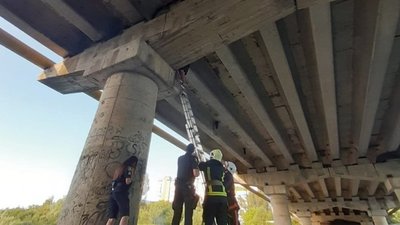 У Франківську рятувальники знімали підлітка, який заліз на бетонні конструкції моста У Франківську рятувальники знімали підлітка, який заліз на бетонні конструкції моста