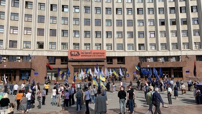 Понад три сотні прикарпатців під ОДА вийшли на підтримку української мови Понад три сотні прикарпатців під ОДА вийшли на підтримку української мови