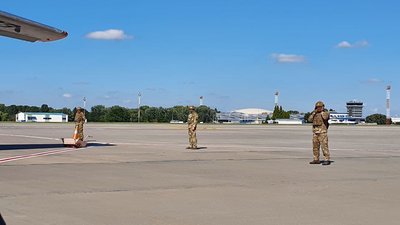 У Києві приземлився черговий літак з Афганістану У Києві приземлився черговий літак з Афганістану