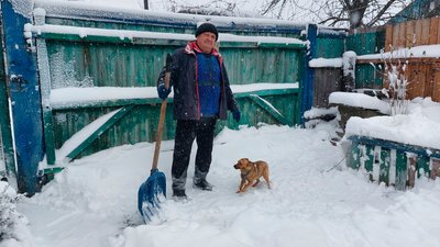 Чоловік вчительки Михайло разом з їхньою собачкою на прикордонні Чернігівщини Чоловік вчительки Михайло разом з їхньою собачкою на прикордонні Чернігівщини