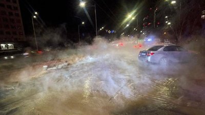 Прорив труби тепломережі в Києві