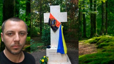 На могилі Степана Бандери в Мюнхені ветеран АТО вивісив прапор батальйону "Хортиця"