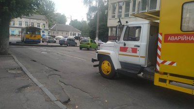 На одній з вулиць Житомира впала опора, яка перегородила проїжджу частину (ФОТО) На одній з вулиць Житомира впала опора, яка перегородила проїжджу частину (ФОТО)