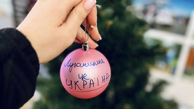 Іграшки з краєвидами розбитих міст. У шелтері Дніпра поліцейські з дітьми вбрали ялинку Іграшки з краєвидами розбитих міст. У шелтері Дніпра поліцейські з дітьми вбрали ялинку