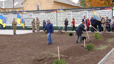 Біля "Стіни пам'яті" у Полтаві рідні бійців висадили шість дерев Біля "Стіни пам'яті" у Полтаві рідні бійців висадили шість дерев