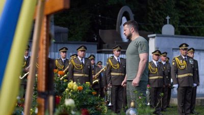 Володимир Зеленський вшановує пам'ять загиблих Володимир Зеленський вшановує пам'ять загиблих