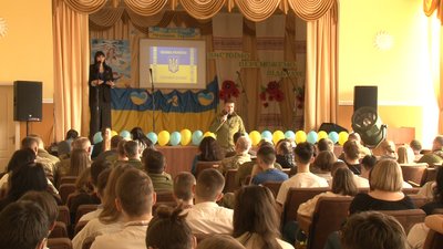 Смаколики, в'язані шкарпетки та сітки: черкаські школярі передали допомогу військовим