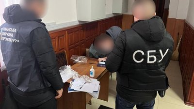 Освітянку з Уманщини підозрюють в отриманні хабаря за допомогу в уникненні мобілізації