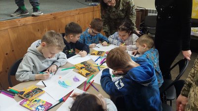 Діти створюють малюнки для військових Діти створюють малюнки для військових