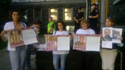 Під ОП вимагали екстреного звільнення з полону бойовиків тяжкохворих бранців Під ОП вимагали екстреного звільнення з полону бойовиків тяжкохворих бранців