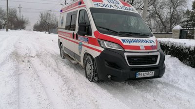 "Взимку на виклики їздимо з лопатою та тросом". Водій Центру екстреної меддопомоги Кіровоградщини