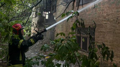 Рятувальники гасять займання на столичній Деміївці