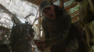 Український військовий працює гаубицею 2С22 «Богдана»