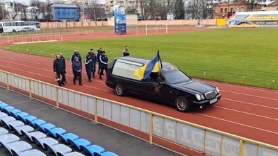 Похоронний кортеж із загиблим воїном виїхав до стадіону "Поділля", де також вшанували пам'ять загиблого футбольного тренера та захисника Похоронний кортеж із загиблим воїном виїхав до стадіону "Поділля", де також вшанували пам'ять загиблого футбольного тренера та захисника