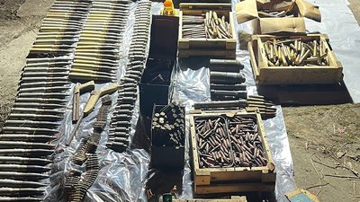 зброя, арсенал зброї, патрони, боєприпаси