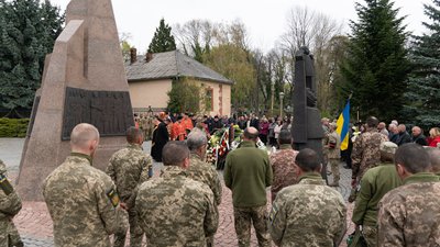 В Ужгороді попрощалися із загиблим на війні Євгеном Куклишиним В Ужгороді попрощалися із загиблим на війні Євгеном Куклишиним