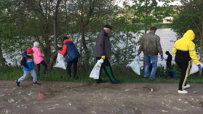 На Тернопільщині переселенці організували акцію з прибирання території біля ставу На Тернопільщині переселенці організували акцію з прибирання території біля ставу