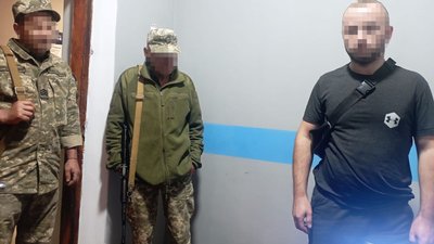 Затримали чоловіка, який допомагав незаконно перетнути кордон