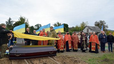 На Закарпатті попрощалися із полеглим захисником Анатолієм Лапицьким На Закарпатті попрощалися із полеглим захисником Анатолієм Лапицьким