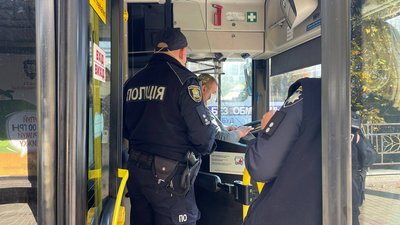 Поліцейські перевіряють маршрутки і нагадують тернополянам про обов’язкове носіння масок
