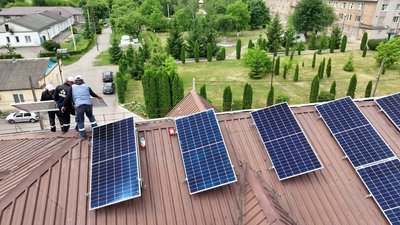 Сонячні панелі на даху лікарні у Дубні Сонячні панелі на даху лікарні у Дубні