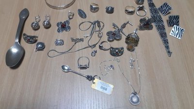 На Житомирщині на кордоні з Білоруссю спинили чоловіка, який віз з собою пістолет та ювелірні вироби На Житомирщині на кордоні з Білоруссю спинили чоловіка, який віз з собою пістолет та ювелірні вироби